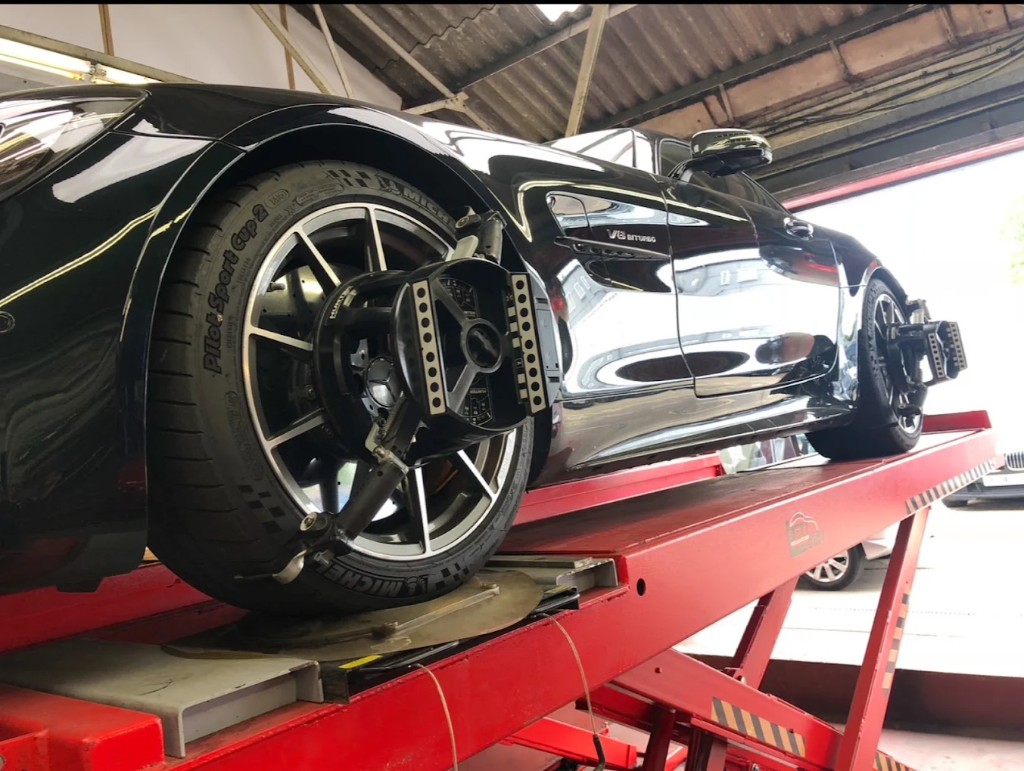 Alignment sensors fitted on a car in the workshop